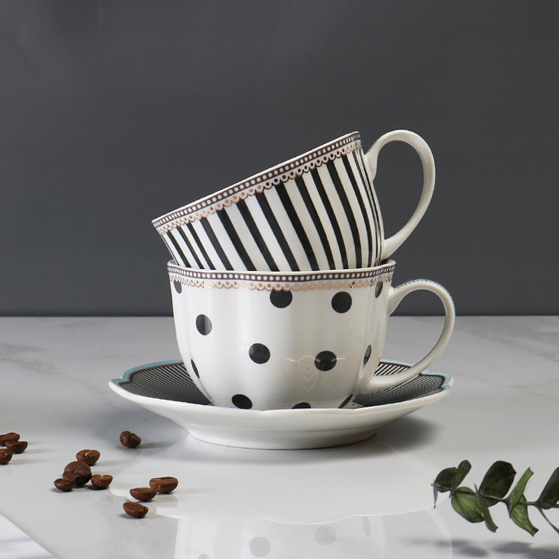Xícaras e pratos de café de ce - Coffee Tea English avaliação e preço